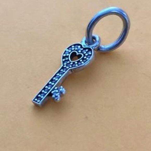 PANDORA SYMBOL OF TRUST DANGLE CHARM - Picture 2 of 3